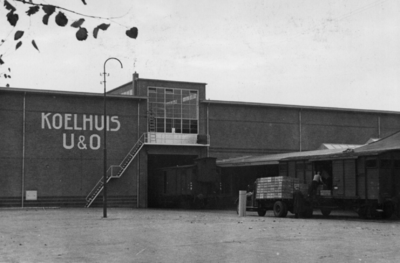 24475 Gezicht op het nieuwe koelhuis U&O van de Groenten- en Vruchtenveilingen (Croeselaan) te Utrecht. Rechts wordt ...