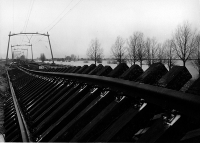 157045 Afbeelding van de weggespoelde spoorlijn tussen Willemsdorp en Dordrecht, na de watersnoodramp.