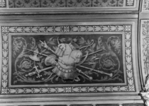 156734 Afbeelding van een geschilderde wapenuitrusting in het trappenhuis van het Koninklijk paviljoen van het ...