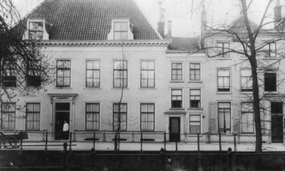 120821 Gezicht op de panden Nieuwegracht 23-hoger te Utrecht.