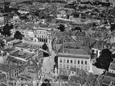 123805 Overzicht van een deel van de binnenstad van Utrecht, vanaf de Domtoren, uit het zuidoosten; op de voorgrond het ...