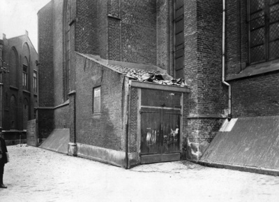 81649 Gezicht op het stovenhok tegen het koor van de Jacobikerk (Jacobskerkhof) te Utrecht met links de Jacobskerksteeg.