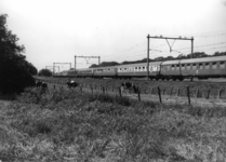 151066 Afbeelding van een door een electrische locomotief uit de serie 1100 van de N.S. getrokken trein met ...