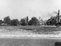 88201 Gezicht op een terrein aan de Dorpsstraat te Vleuten (gemeente Vleuten-De Meern) met rechts de voorgevels van ...