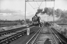 164306 Afbeelding van de werkzaamheden ten behoeve van de baanverzwaring ter hoogte van Oudewater, met een passerende ...