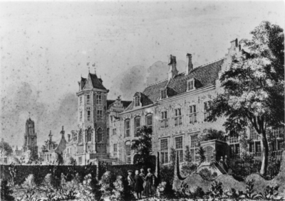 123920 Gezicht op de achterzijde van de huizen Drift 23 en 25 te Utrecht uit het noordoosten met op de voorgrond de ...