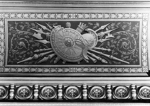 156749 Afbeelding van een geschilderde wapenuitrusting in het trappenhuis van het Koninklijk paviljoen van het ...