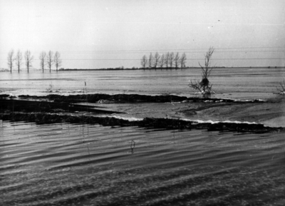 157057 Afbeelding van de overspoelde spoorlijn in de Kruiningerpolder bij kruiningen, na de watersnoodramp.
