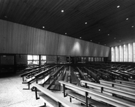 62504 Interieur van de Heilige Geestkerk (Lichtenberchdreef 2) te Utrecht, uit het zuiden.