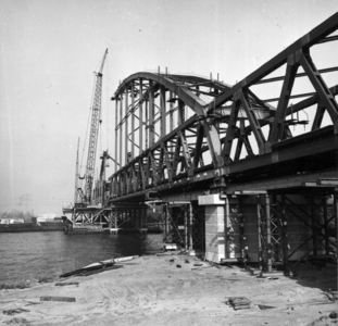 155170 Gezicht op de bouw van de nieuwe spoorbrug over het Amsterdam-Rijnkanaal bij Weesp.