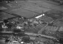 120036 Luchtfoto van de Beenzwartfabriek van de firma P. Smits en Zoon (Hogelanden O.Z. 3) te Utrecht, uit het ...