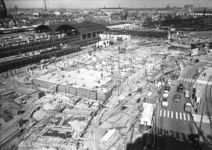 164149 Overzicht van het in aanbouw zijnde N.S.-station Rotterdam C.S. te Rotterdam, met op de achtergrond de restanten ...