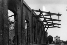 158508 Gezicht op de tijdens de oorlog vernielde goederenloods bij het N.S.-station Goor te Goor. Rechts op de ...