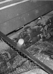 155526 Afbeelding van de van het landhoofd van de in aanbouw zijnde Maasbrug te Venlo gestorte electrische locomotief ...