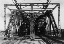 153610 Afbeelding van stoomlocomotief nr. 1910 (serie 1900) en een electrisch treinstel mat. 1924 (blokkendoos) op de ...