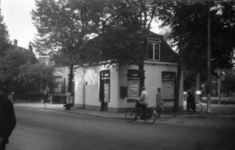 76899 Gezicht op de achter- en zijgevel van het Café Het Zwarte Paard (Weerdsingel W.Z. 1) te Utrecht, vanuit het zuidwesten.