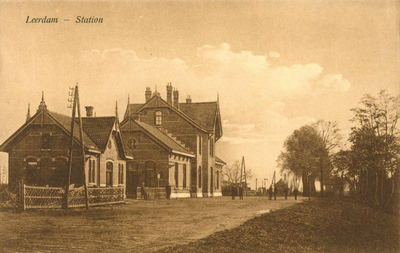 161767 Gezicht op het N.S.-station Leerdam te Leerdam.