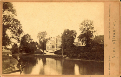 122440 Gezicht over de Stadsbuitengracht te Utrecht op het plantsoen bij Sterrenburg en op de achtergevel van het ...
