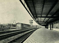 164598 Gezicht op het eerste perron (noordelijke perron) van het N.S.-station Amsterdam Muiderpoort te Amsterdam, met ...