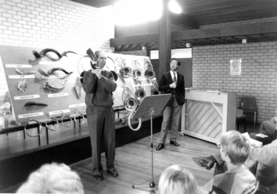 91738 Afbeelding van een presentatie over de hoorn als muziekinstrument, georganiseerd door de Kulturele Kring ...