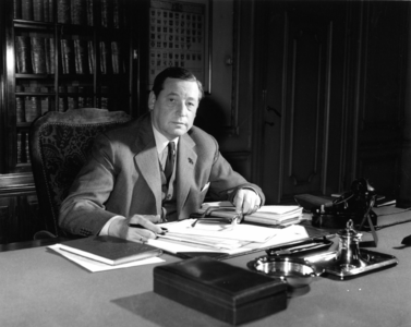 125255 Portret van mr. C.Th.E. graaf Van Lynden van Sandenburg (1905-1990), commissaris van de Koningin in de provincie ...