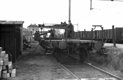 164323 Afbeelding van het lossen van een spoorstaaf op de laad- en losplaats bij het N.S.-station Abcoude te Abcoude.