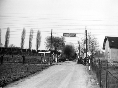 164329 Gezicht op een spoorwegovergang ter hoogte van Valkenburg, kort na de electrificatie van de spoorlijn, met ...