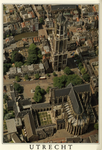 123938 Luchtfoto van de Domkerk en de Domtoren (Domplein) en omgeving te Utrecht, uit het oosten.