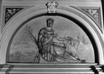 156748 Afbeelding van een reliëf voorstellende Vrede in het trappenhuis van het Koninklijk paviljoen van het ...