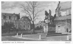 121929 Gezicht op het zuidelijk gedeelte van het Janskerkhof te Utrecht; met het Monument van Sint Willibrord en de ...