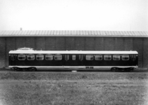 164612 Afbeelding van het C-rijtuig van het electrische treinstel nr. 637 (mat. 1936) van de N.S. op het ...