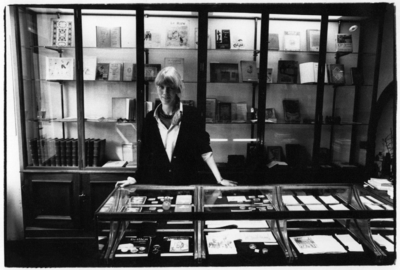 67474 Portret van Iris van Daalen van Antiquariaat Acanthus (Oudegracht 232) te Utrecht.