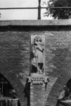83684 Afbeelding van het door J. van Luyn vervaardigde beeld van de reiziger die de St. Geerte minne drinkt. Het beeld ...