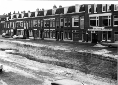 86596 Gezicht op de Zaagmolenkade te Utrecht met op de voorgrond het gedempte Zwarte Water.