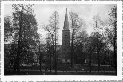 81209 Gezicht op de Geertekerk te Utrecht; gezien vanaf het Geertebolwerk.