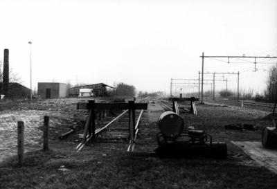 25375 Gezicht op het emplacement met laad- en losplaats bij het voormalige station Nieuwersluis-Loenen te Nieuwersluis.
