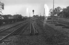 158521 Gezicht op het tijdens de oorlog vernielde emplacement van het N.S.-station Goor te Goor.