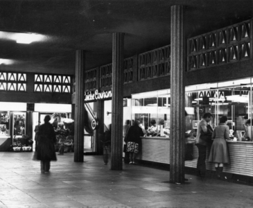 152521 Interieur van de hal in het N.S.-station Leiden te Leiden.