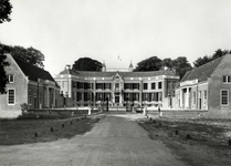 92376 Gezicht op de voorgevel van het huis Groeneveld te Baarn na de restauratie.