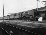 161066 Afbeelding van de stoomlocomotief nr. 50 1329 van de D.R.B. met een geallieerde posttrein naar Duitsland op het ...