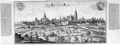 30786 Profiel van de stad Utrecht uit het westen gezien tijdens het hooien van het land op de voorgrond. In de lucht ...