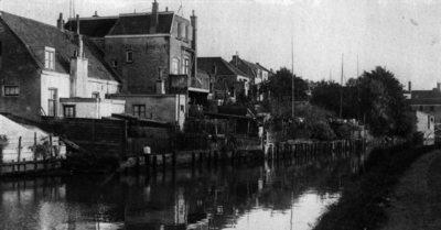 71911 Gezicht over de Vecht te Utrecht, uit het noorden, met op de achtergrond de achtergevels van enkele huizen aan de ...