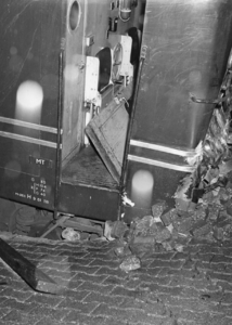 155524 Afbeelding van de van het landhoofd van de in aanbouw zijnde Maasbrug te Venlo gestorte electrische locomotief ...