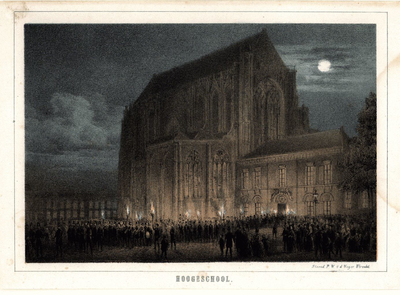 36971 Gezicht op de Domkerk en het gebouw van de Hogeschool op het Munsterkerkhof te Utrecht bij nacht, uit het ...