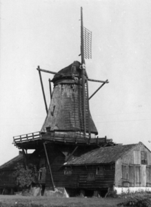 75941 Gezicht op de vervallen houtzaagmolen Kranenburg aan de Kromme Rijn te Utrecht, uit het zuidwesten.N.B. De molen ...