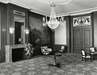 92377 Interieur van het huis Groeneveld te Baarn: de Mamuchetzaal met wandversiering, schouw en meubilair na restauratie.