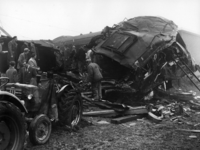 157463 Afbeelding van reddingswerkers bij het bij de treinramp te Harmelen vernielde rijtuig A 6544 (plan E) van de N.S.