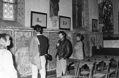 88756 Afbeelding van enkele bezoekers die ter gelegenheid van het Museumweekend de Kapel van het Kasteel De Haar ...