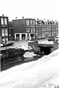 86569 Gezicht over het Zwarte Water op de Zaagmolenkade te Utrecht met rechts de Floris Heermalebrug.