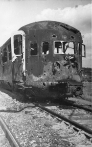 158060 Afbeelding van de kop van een tijdens de oorlog zwaar beschadigde diesel-electrische treinstel nr. 49 (DE 3, ...